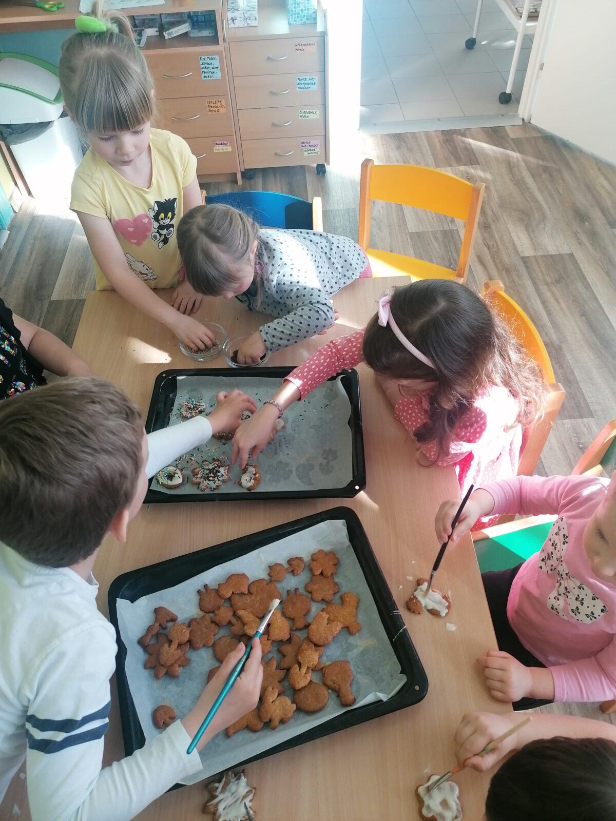 "Hody, hody, doprovody": "pečeme velikonoční perníčky" :-) - 41