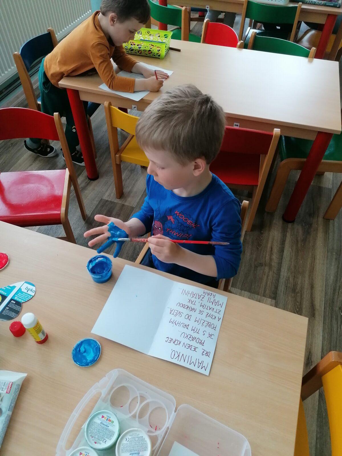 výroba přáníček pro maminky :-) - 57