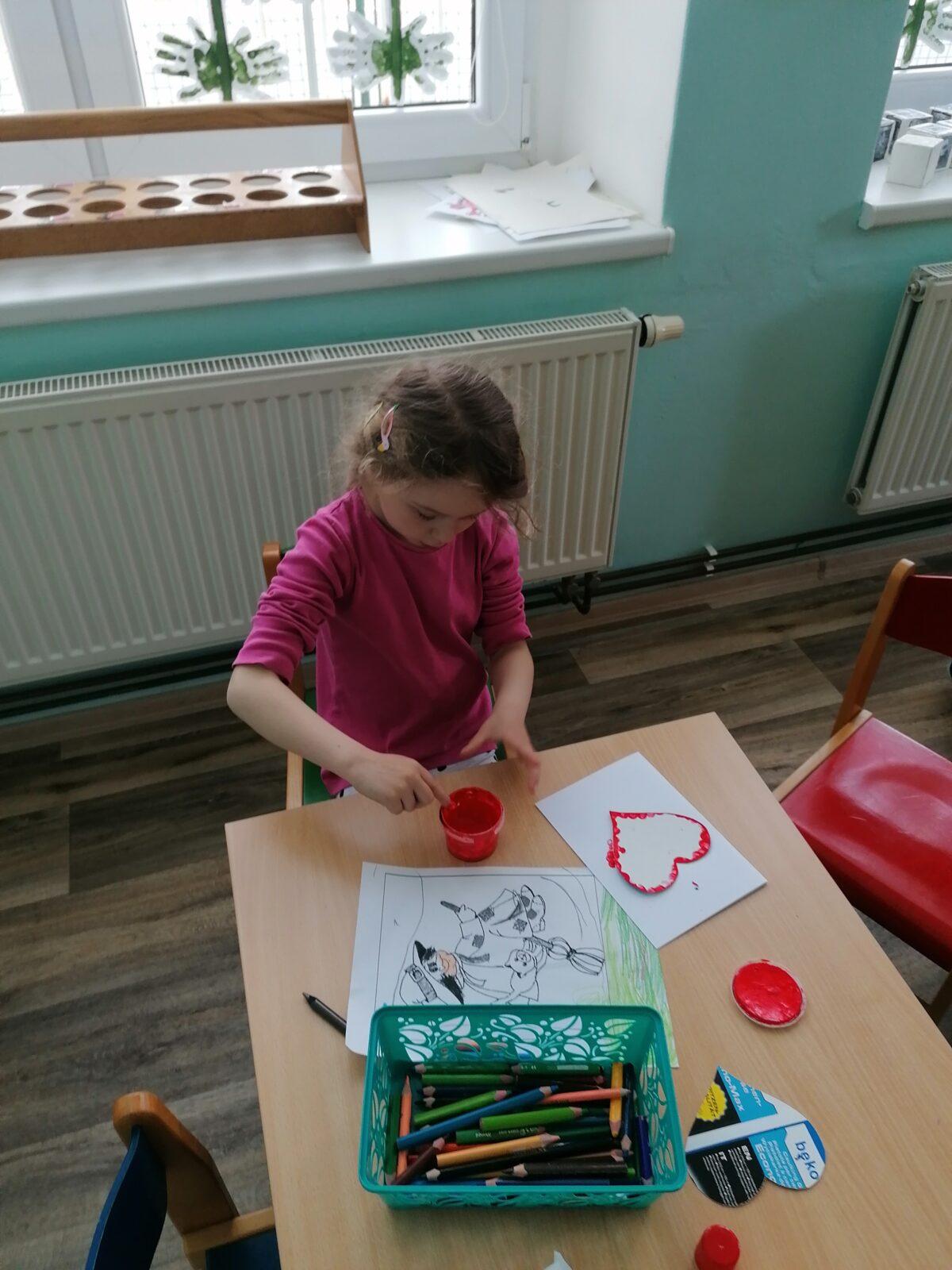 výroba přáníček pro maminky :-) - 58