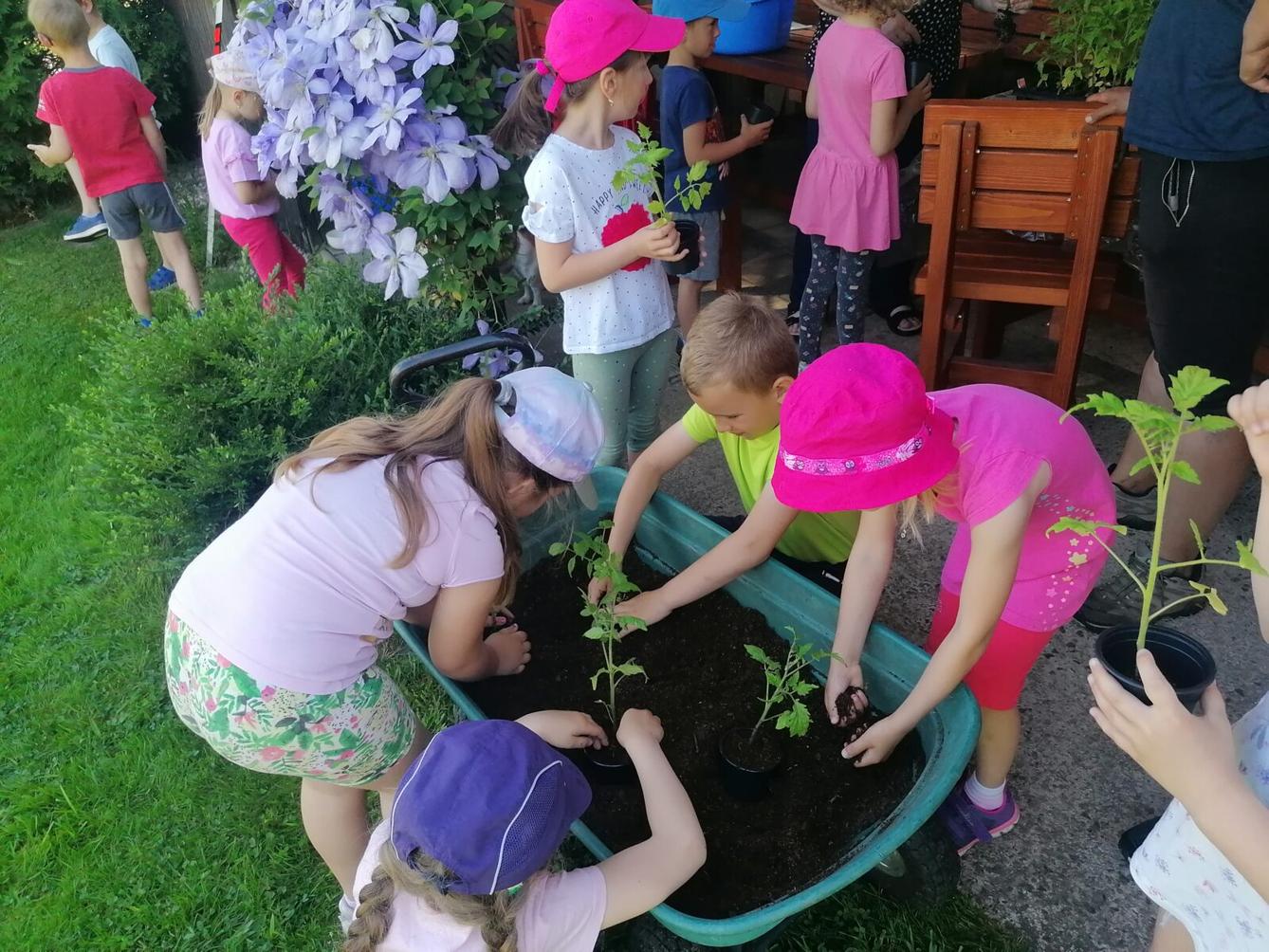 Tvořeníčko, tvoření: "Čím budu až vyrostu?"; zahradníci :-) - 13