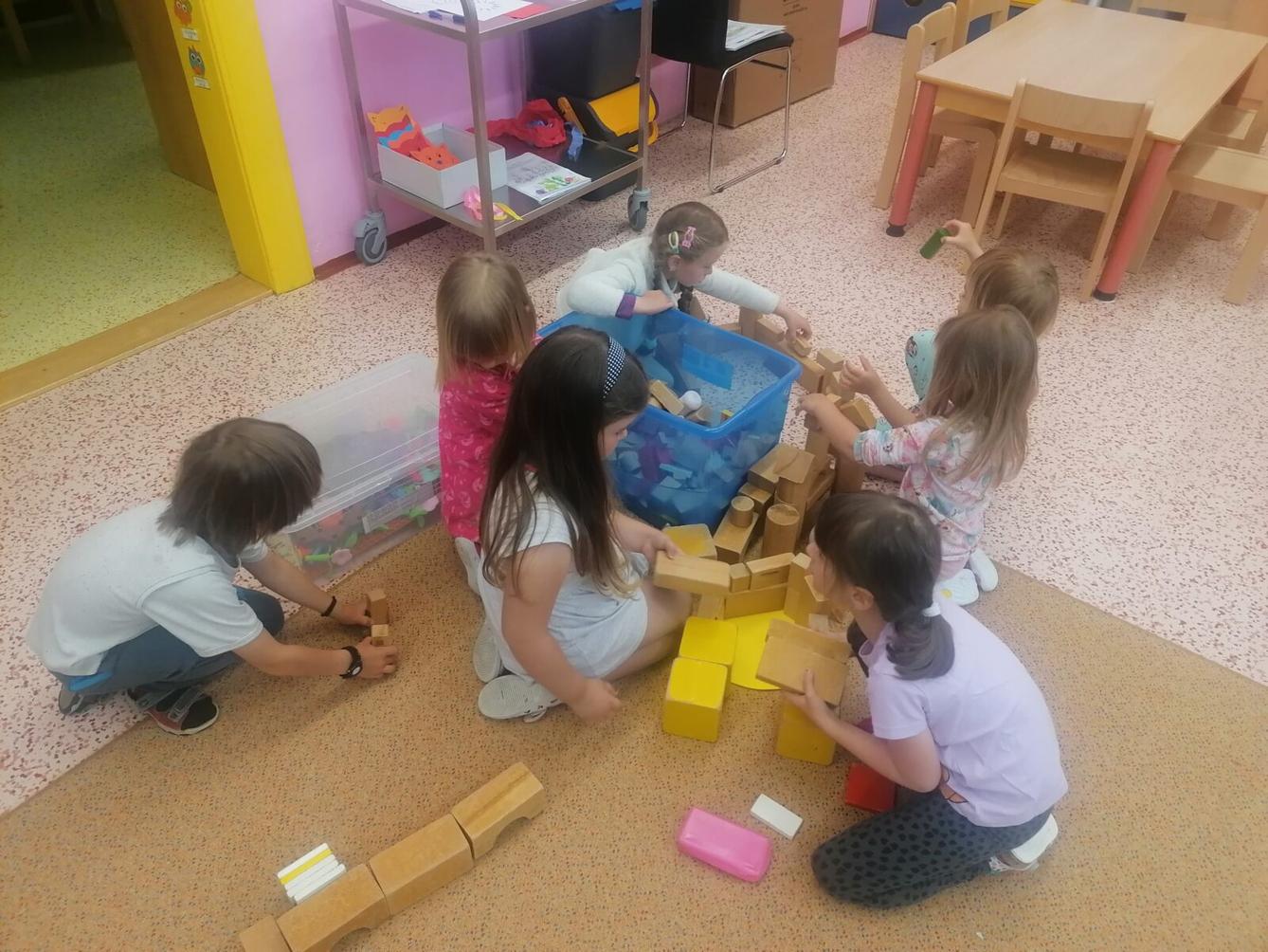 Tvořeníčko, tvoření: "Čím budu až vyrostu?" - "stavitel" :-) - 4