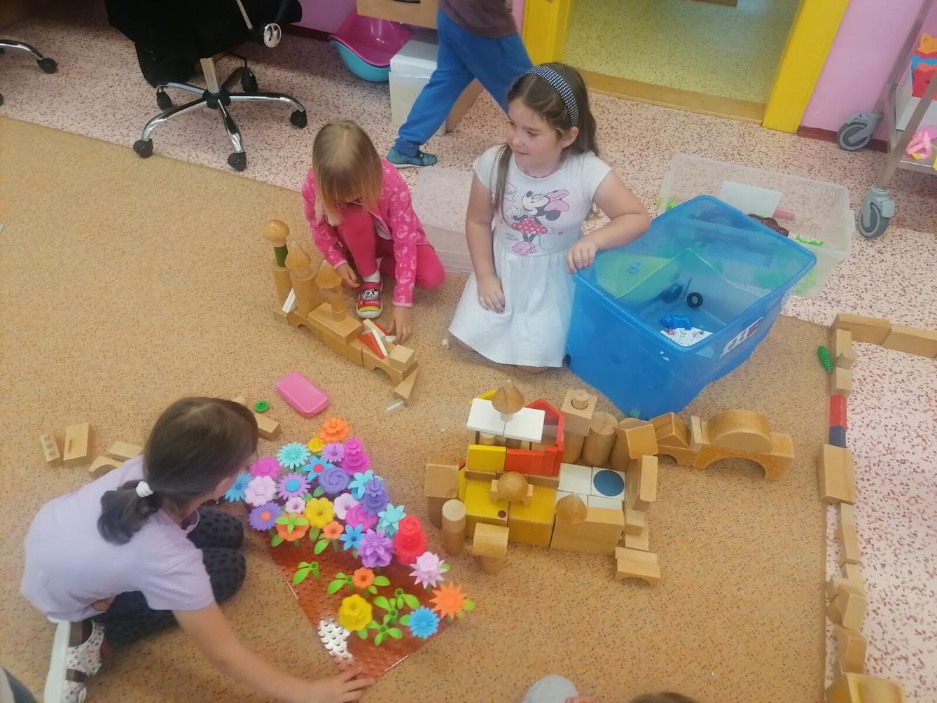 Tvořeníčko, tvoření: "Čím budu až vyrostu?" - "stavitel" :-) - 5