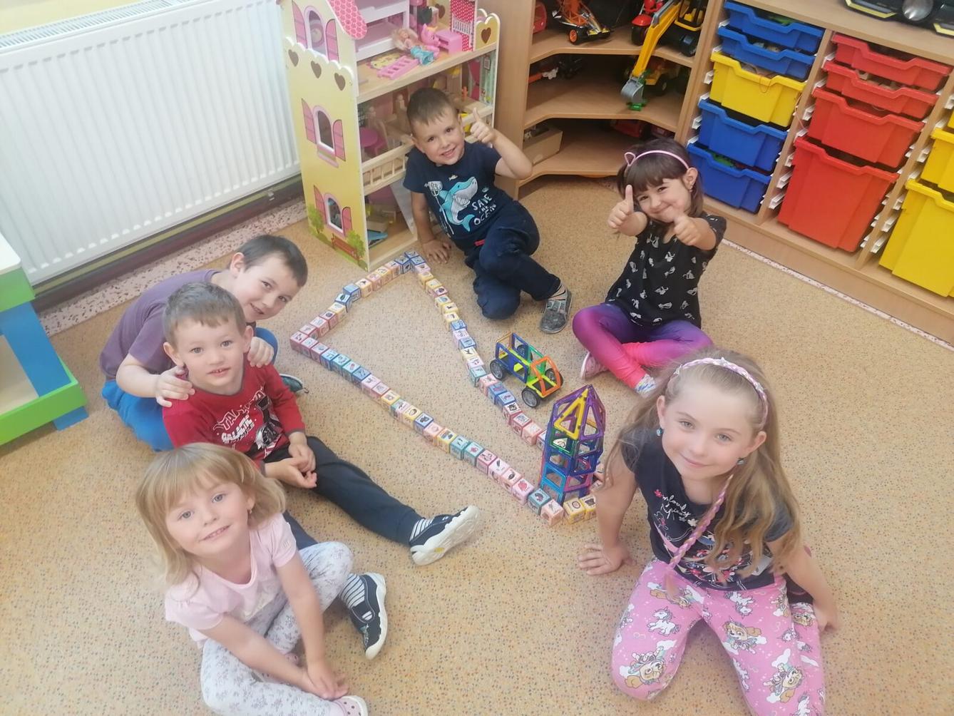 Tvořeníčko, tvoření: "Čím budu až vyrostu?" - "stavitel" :-) - 8