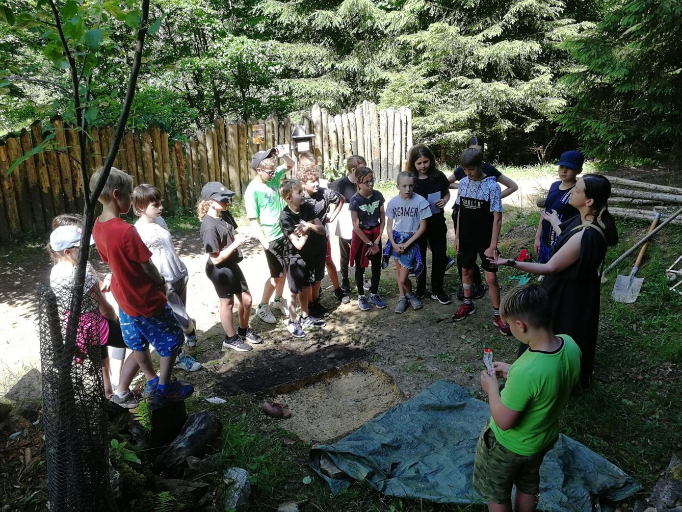 Dějepisná exkurze do pravěku - 6. A - 2