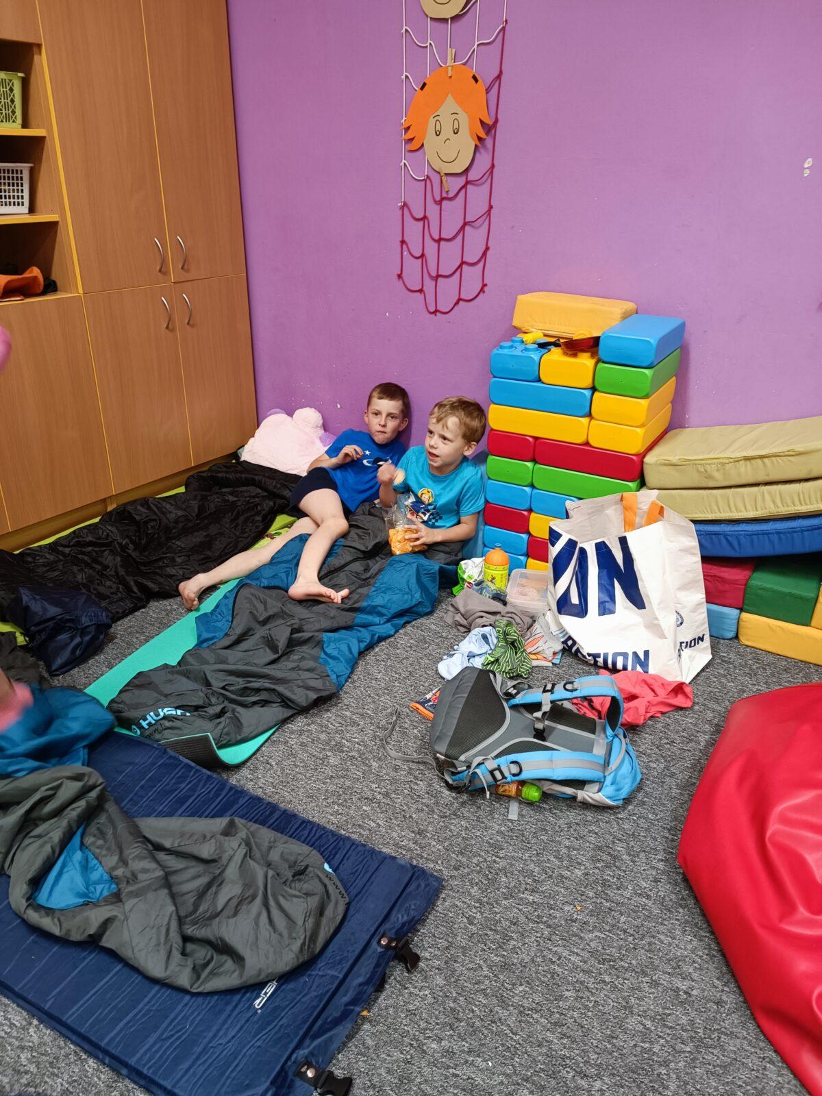 TLAPKY - spaní ve škole - 69