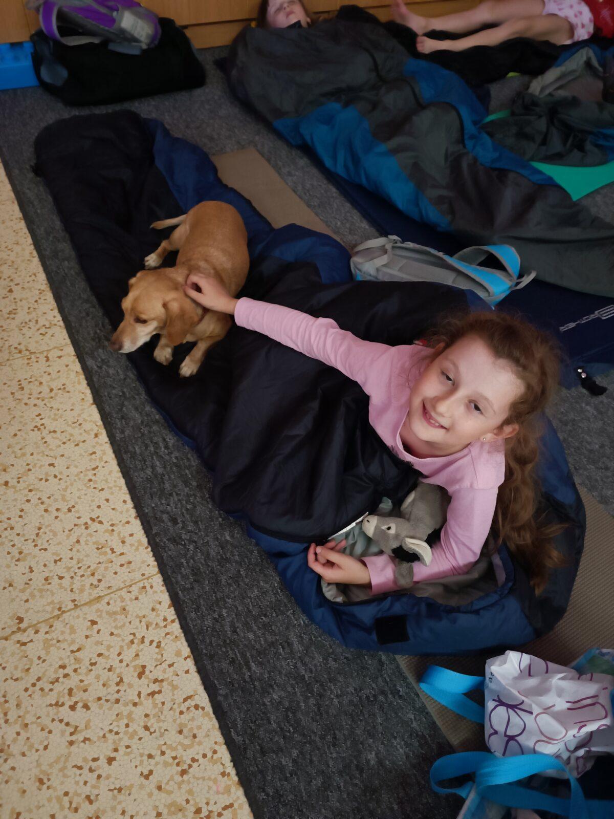 TLAPKY - spaní ve škole - 87