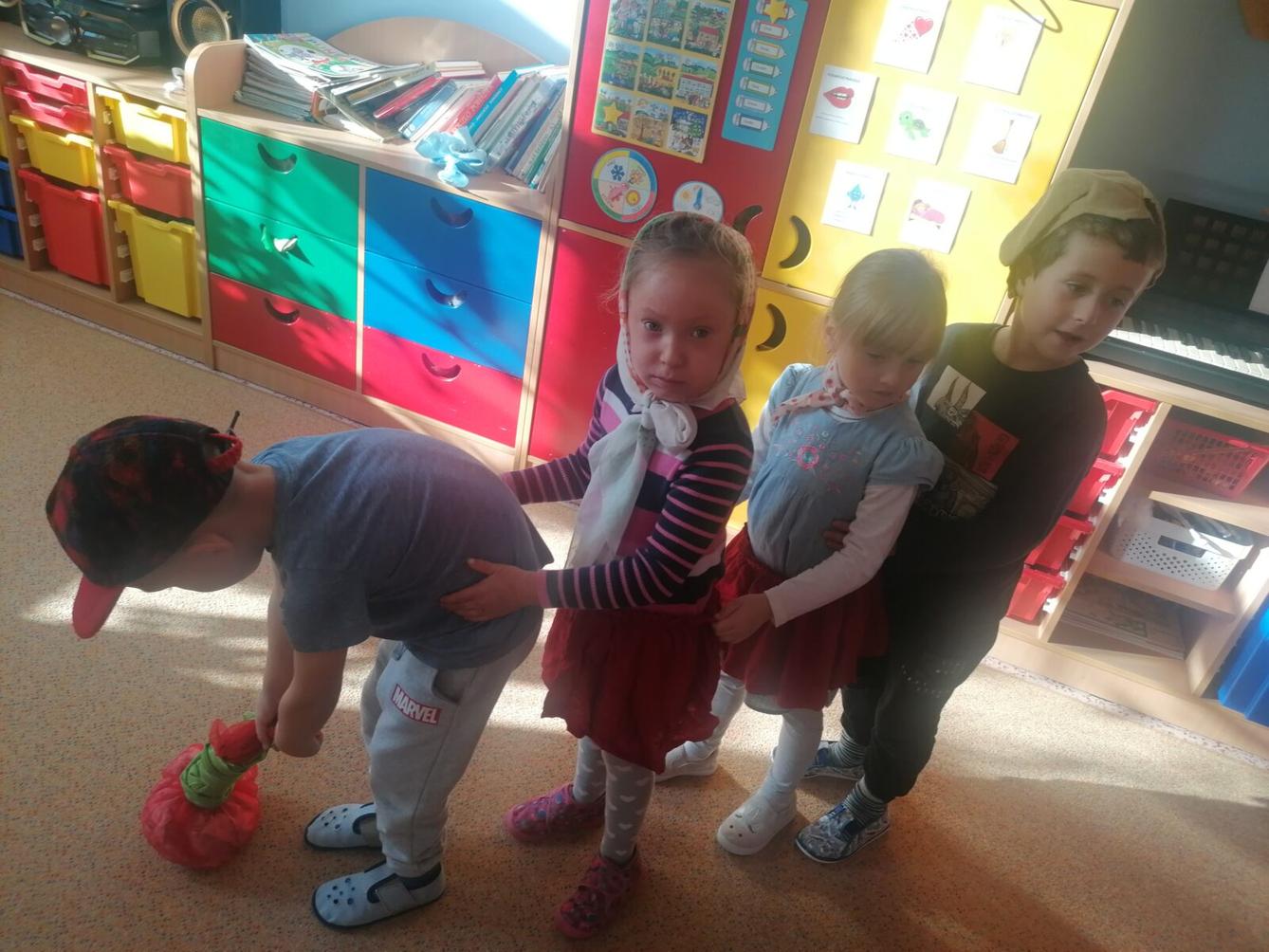 Hrajeme pohádku "O veliké řepě" :-) - 7