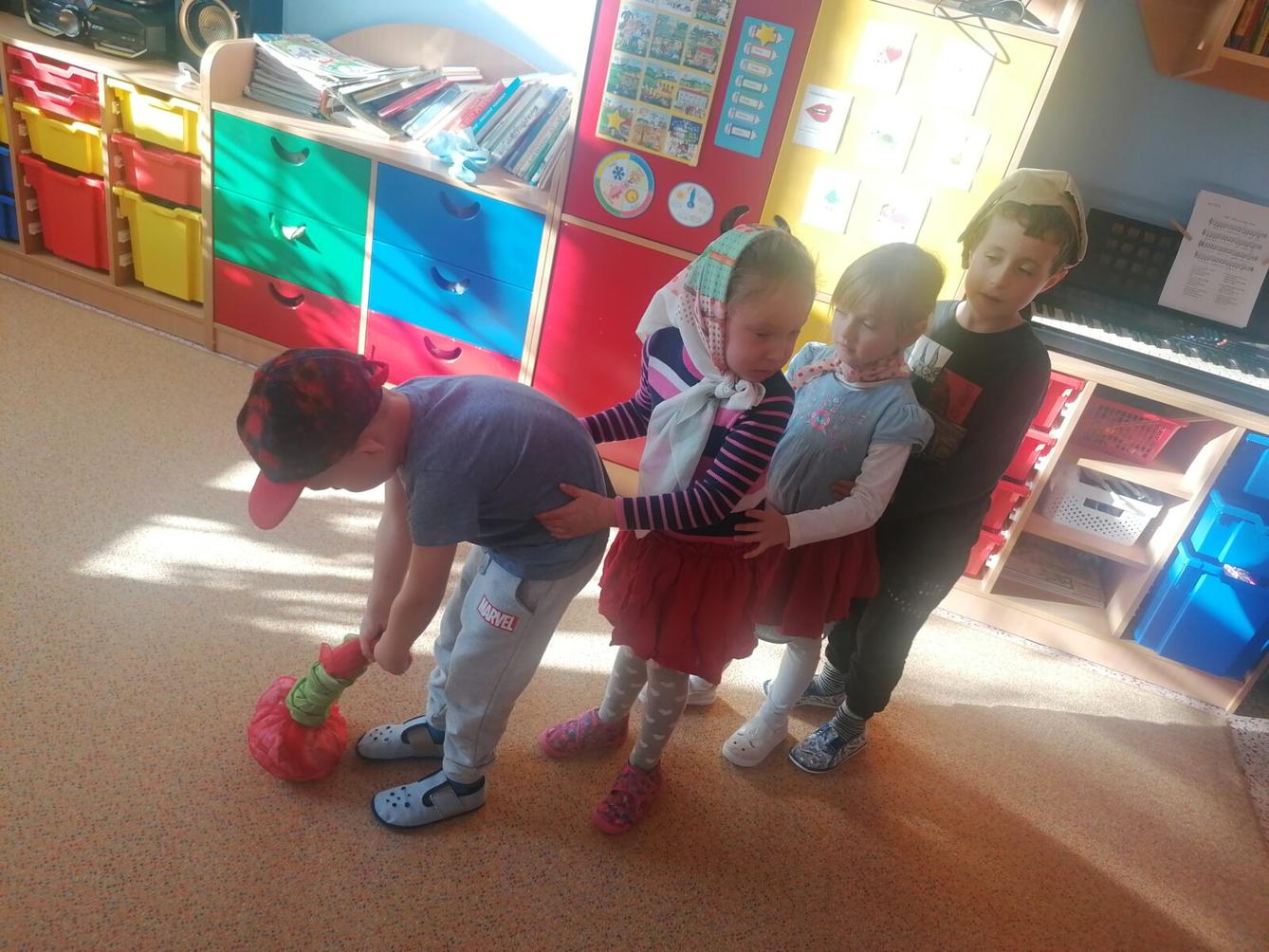 Hrajeme pohádku "O veliké řepě" :-) - 8