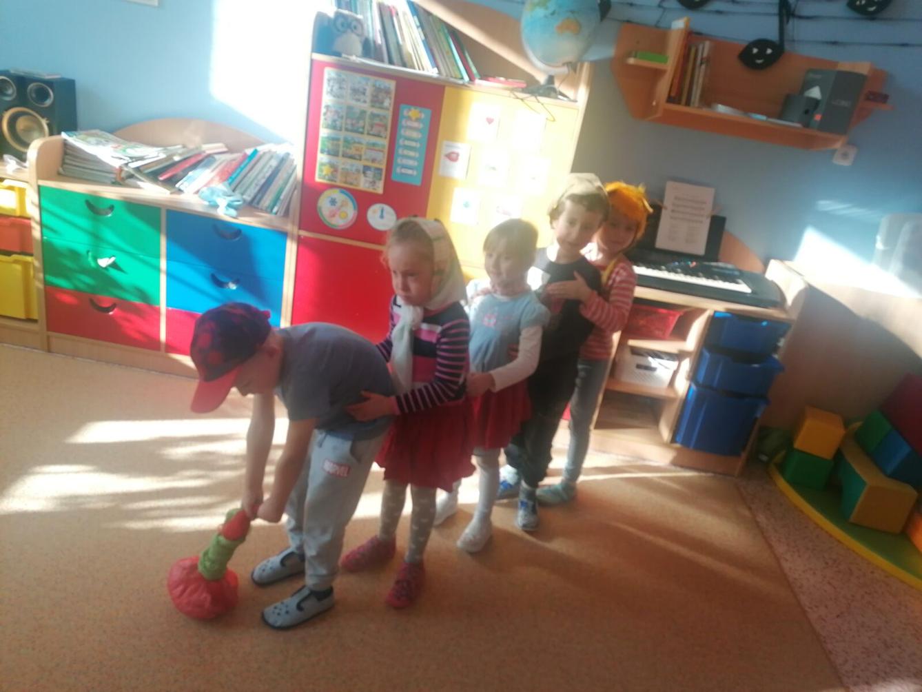 Hrajeme pohádku "O veliké řepě" :-) - 9