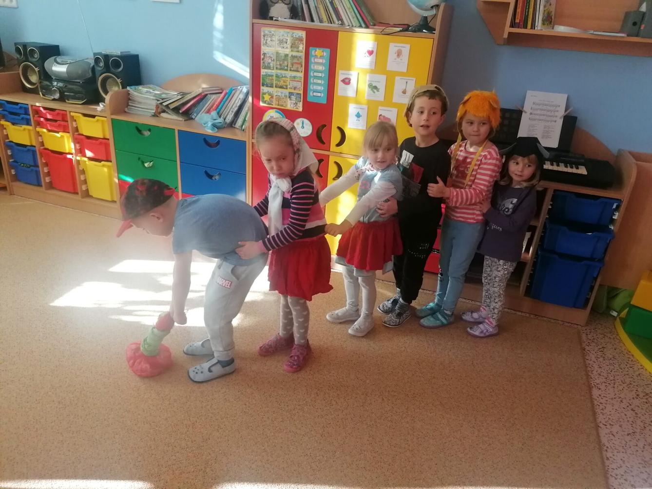 Hrajeme pohádku "O veliké řepě" :-) - 10