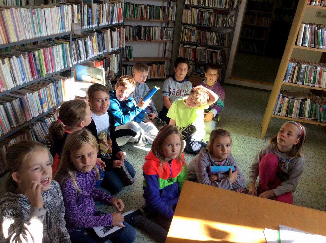 1. 11. Třetí třída v obecní knihovně - 1