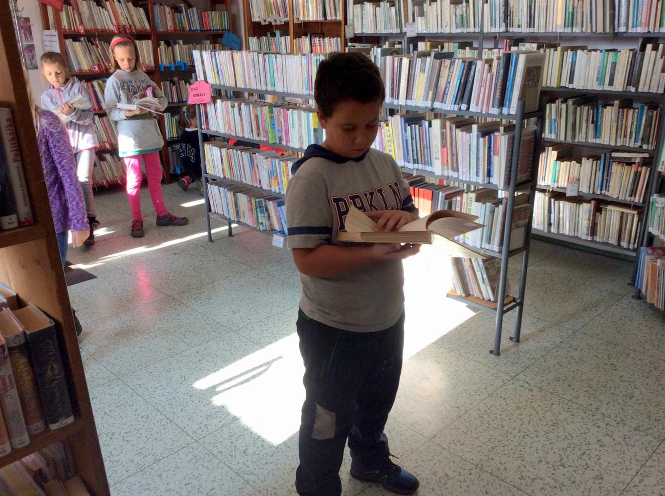 1. 11. Třetí třída v obecní knihovně - 2