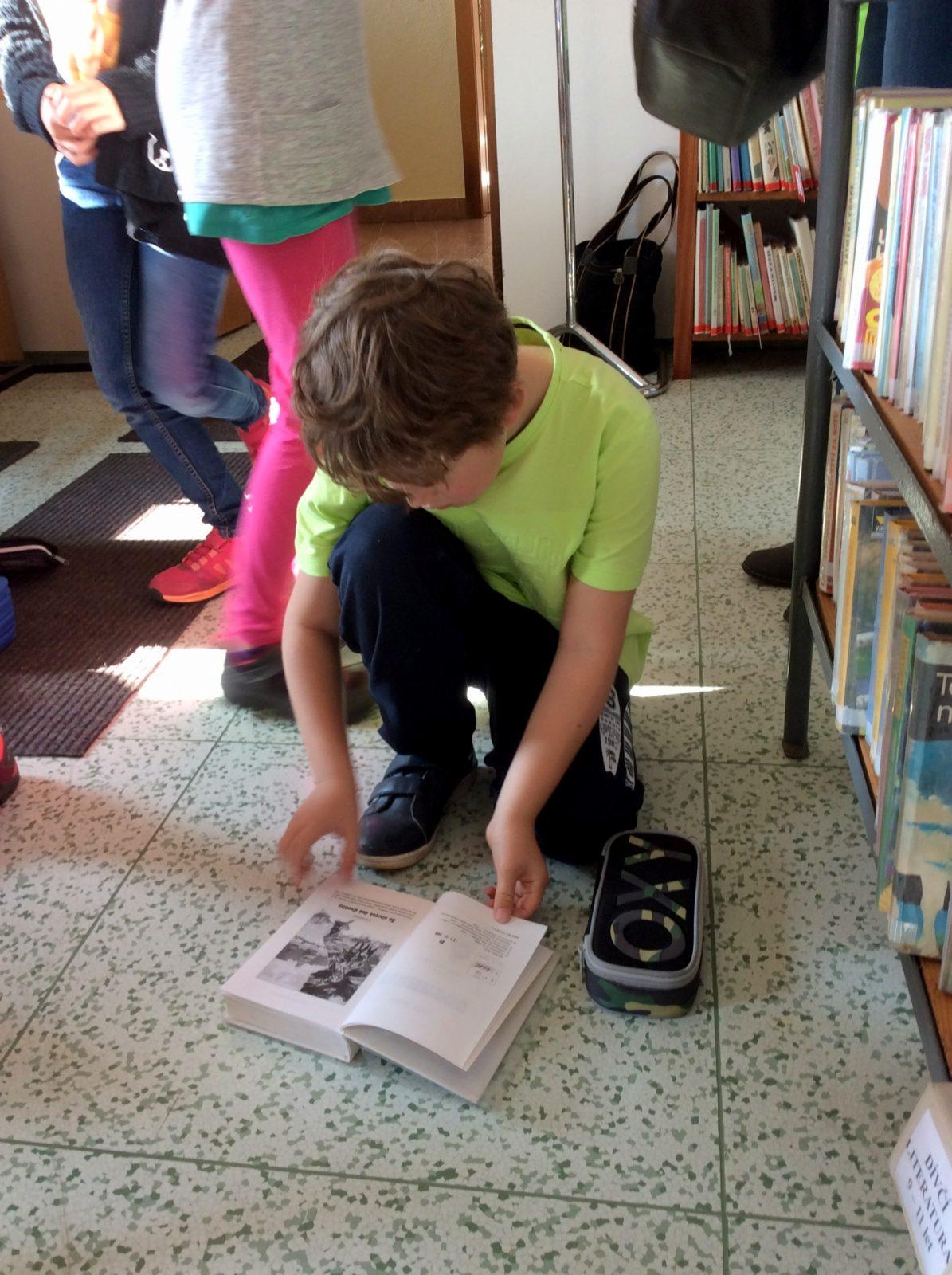 1. 11. Třetí třída v obecní knihovně - 3