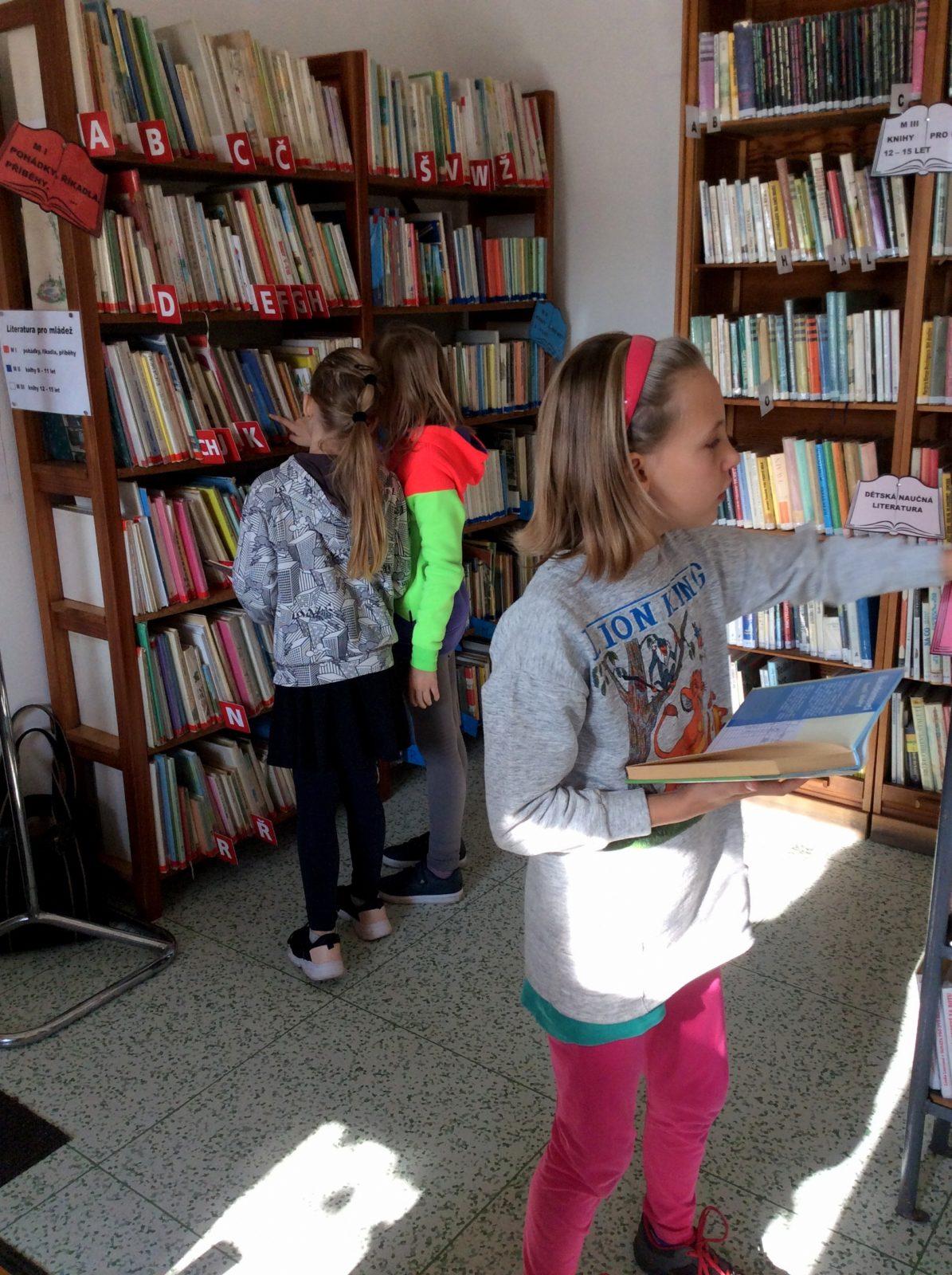 1. 11. Třetí třída v obecní knihovně - 4