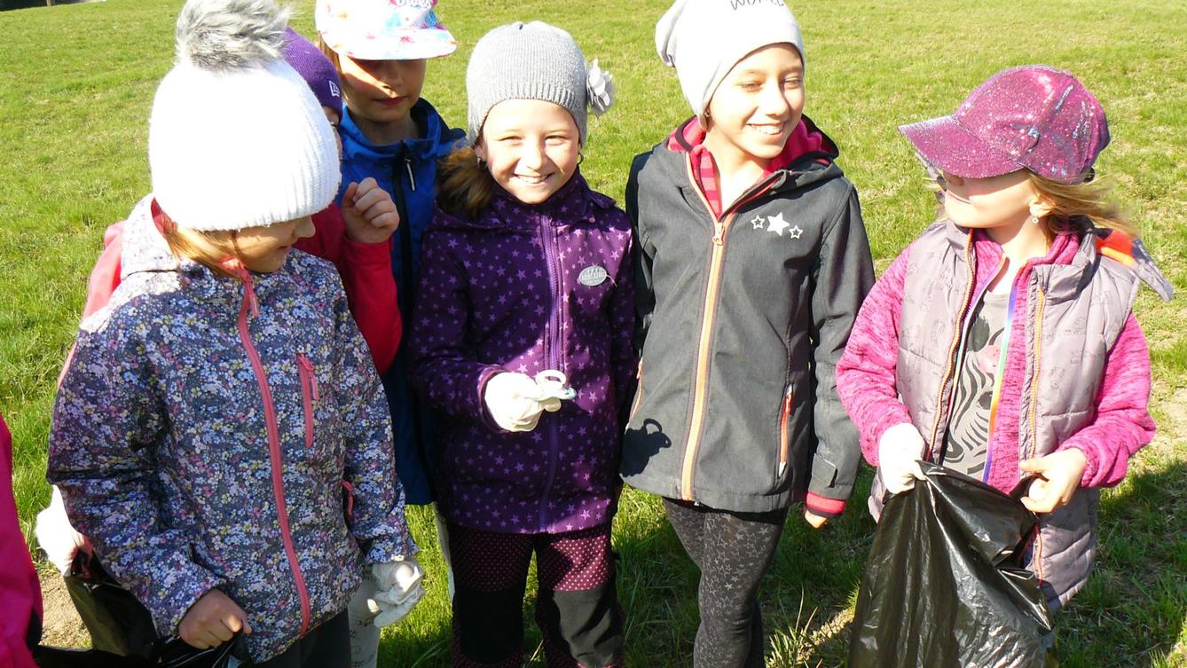 Akce "Ukliďme Česko-ukliďme Libchavy" na 1. stupni - 4