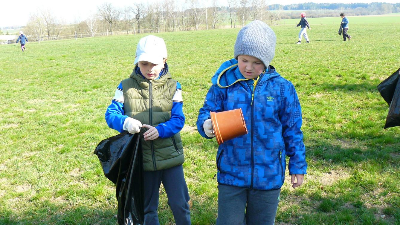 Akce "Ukliďme Česko-ukliďme Libchavy" na 1. stupni - 6