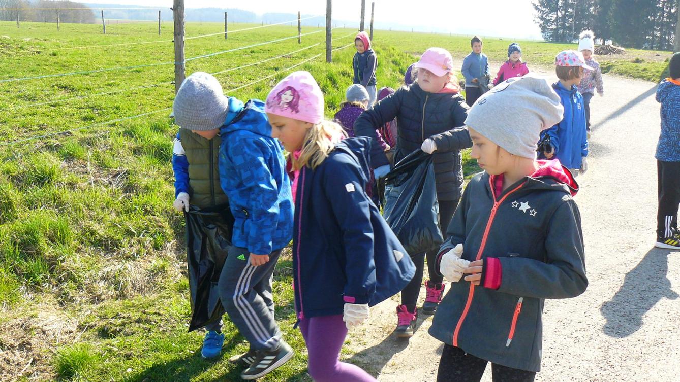 Akce "Ukliďme Česko-ukliďme Libchavy" na 1. stupni - 8