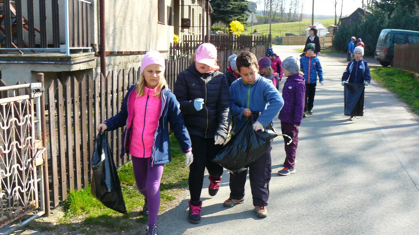 Akce "Ukliďme Česko-ukliďme Libchavy" na 1. stupni - 11