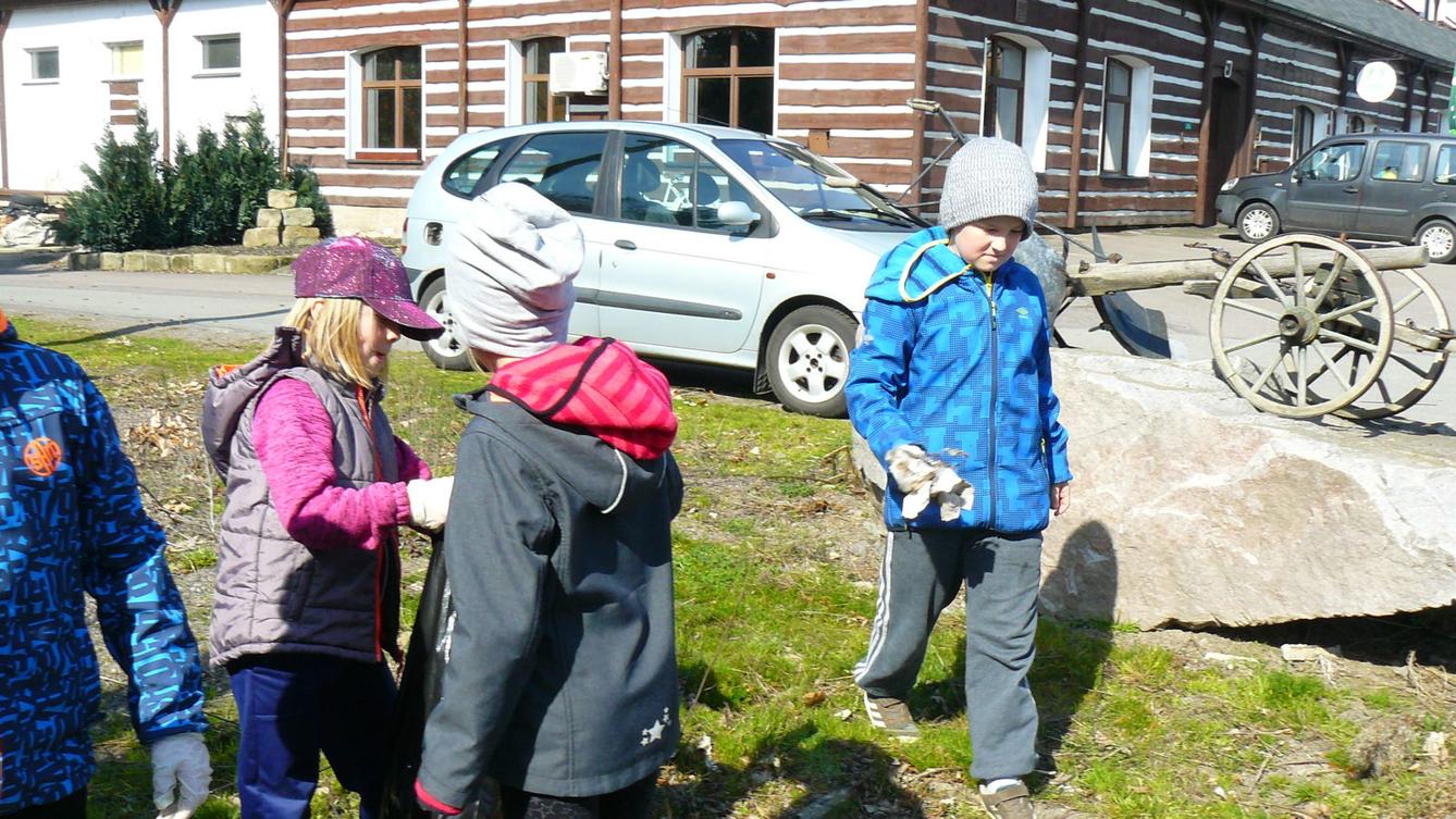 Akce "Ukliďme Česko-ukliďme Libchavy" na 1. stupni - 12