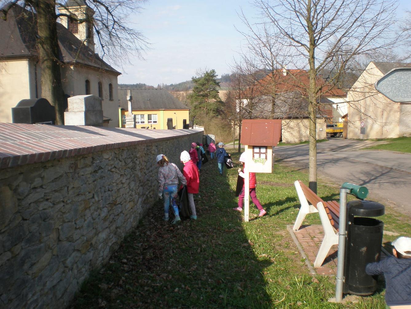 Akce "Ukliďme Česko-ukliďme Libchavy" na 1. stupni - 18