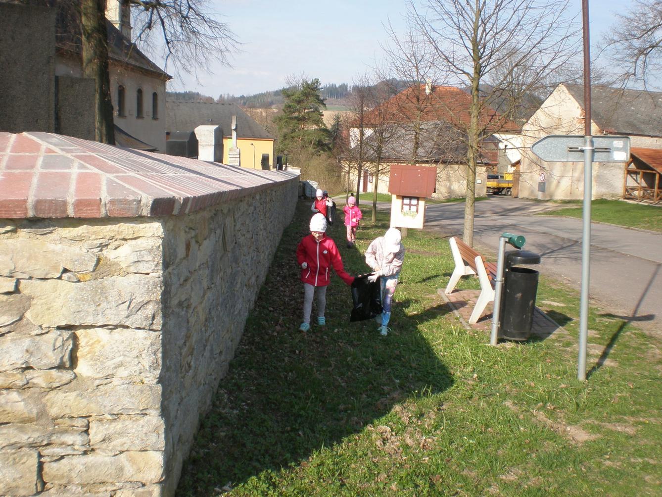 Akce "Ukliďme Česko-ukliďme Libchavy" na 1. stupni - 19