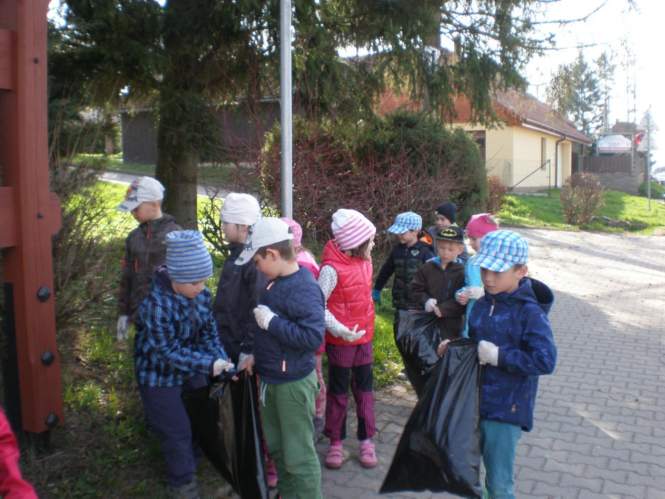 Akce "Ukliďme Česko-ukliďme Libchavy" na 1. stupni - 22