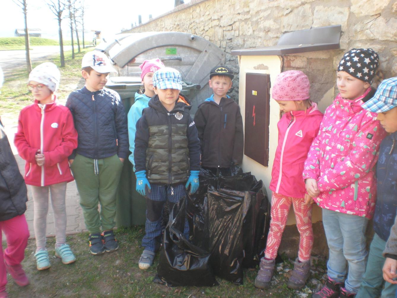 Akce "Ukliďme Česko-ukliďme Libchavy" na 1. stupni - 24