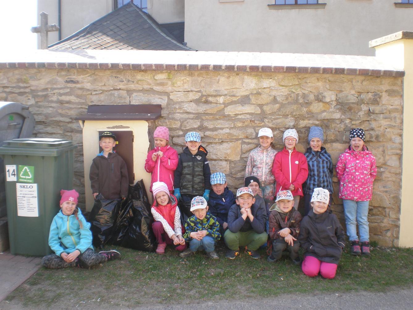 Akce "Ukliďme Česko-ukliďme Libchavy" na 1. stupni - 25