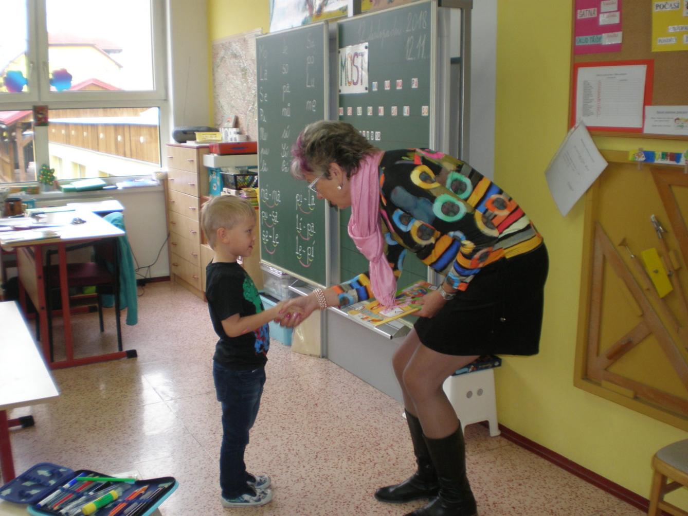 Slavnostní předávání slabikářů v 1. třídě - 15