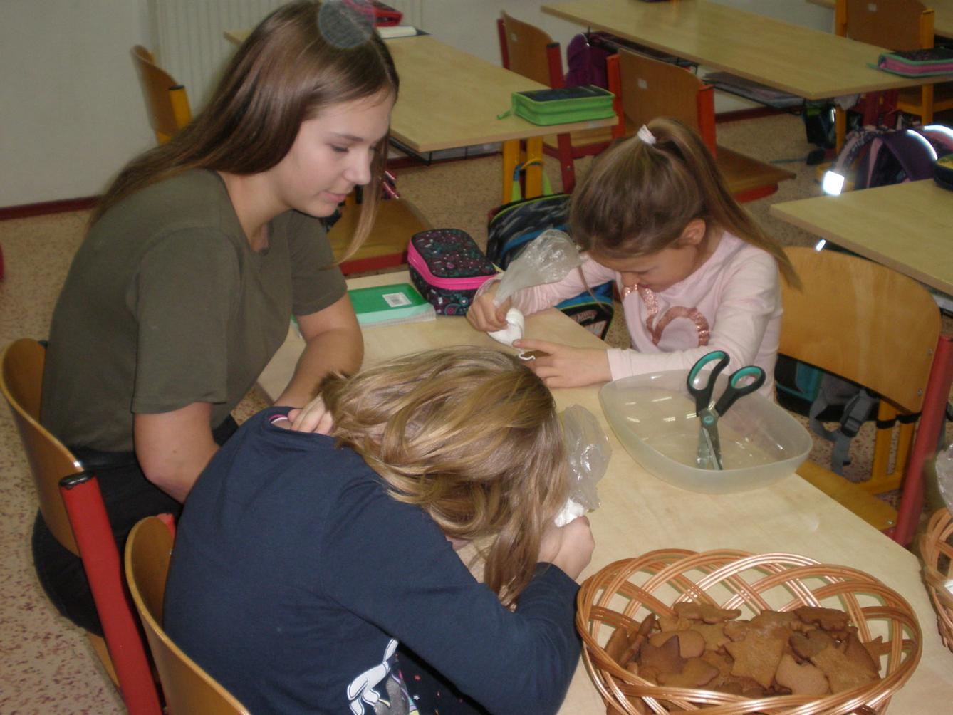 Zdobení perníčků ve 2. třídě - 2