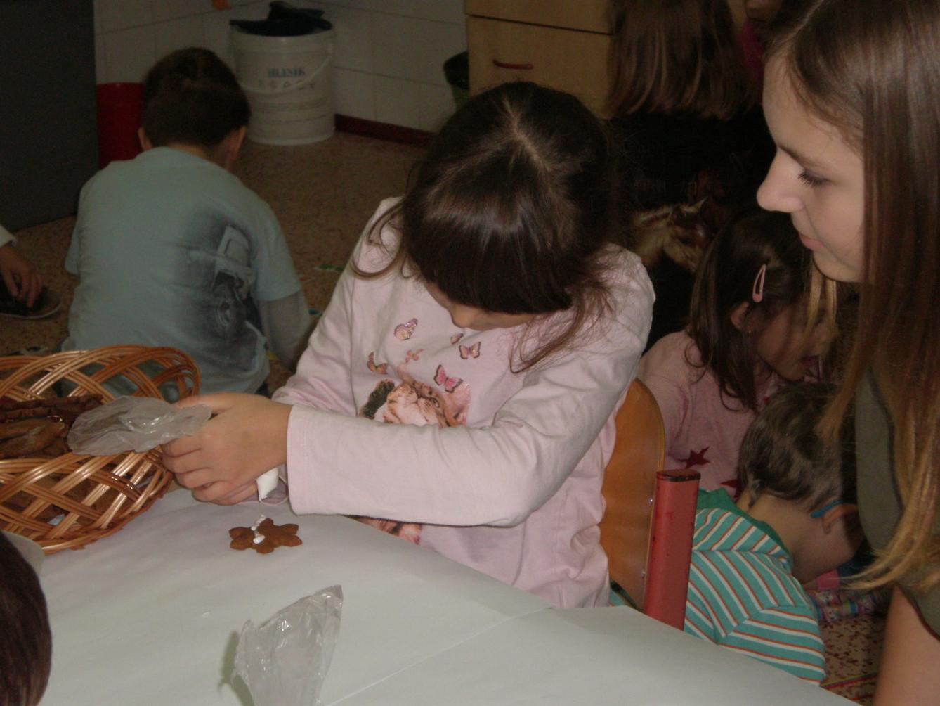 Zdobení perníčků ve 2. třídě - 4
