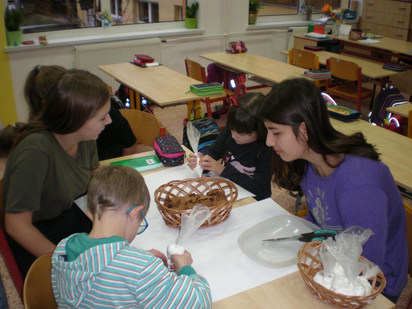 Zdobení perníčků ve 2. třídě - 5