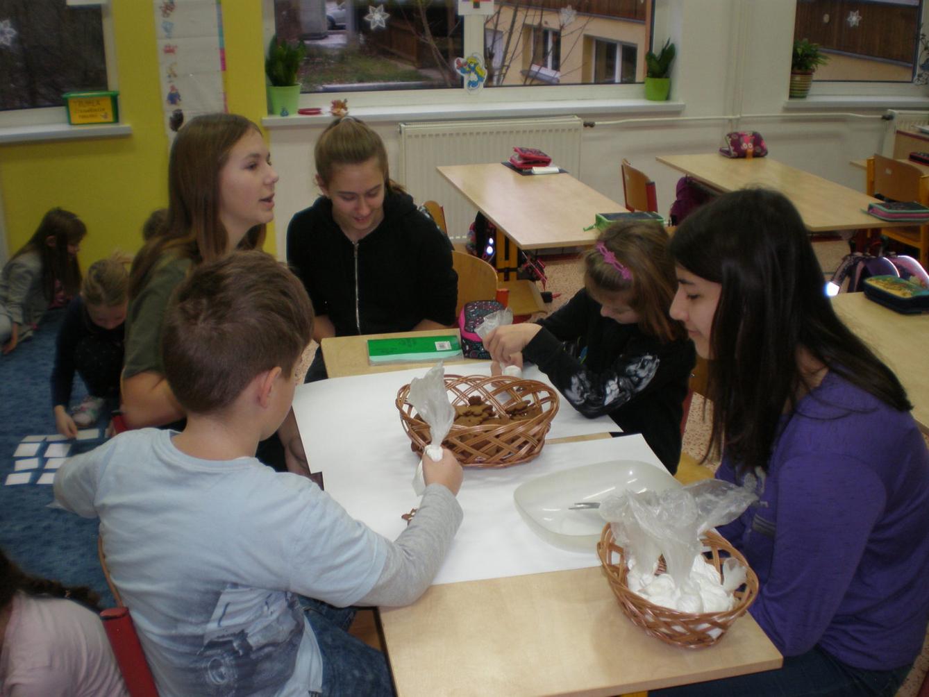 Zdobení perníčků ve 2. třídě - 6