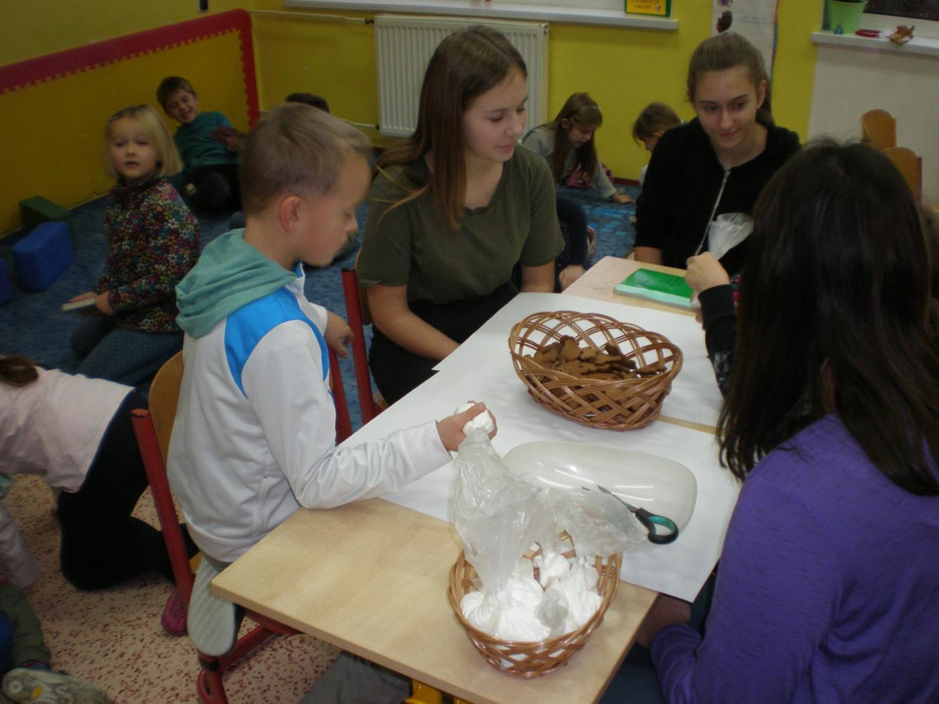 Zdobení perníčků ve 2. třídě - 7