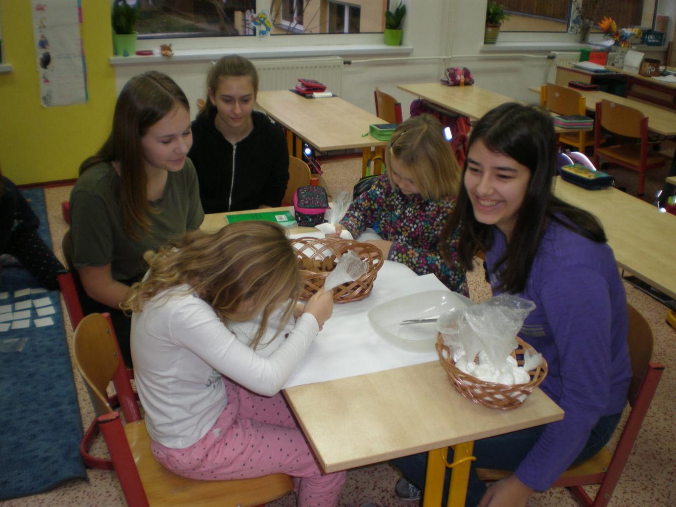 Zdobení perníčků ve 2. třídě - 8