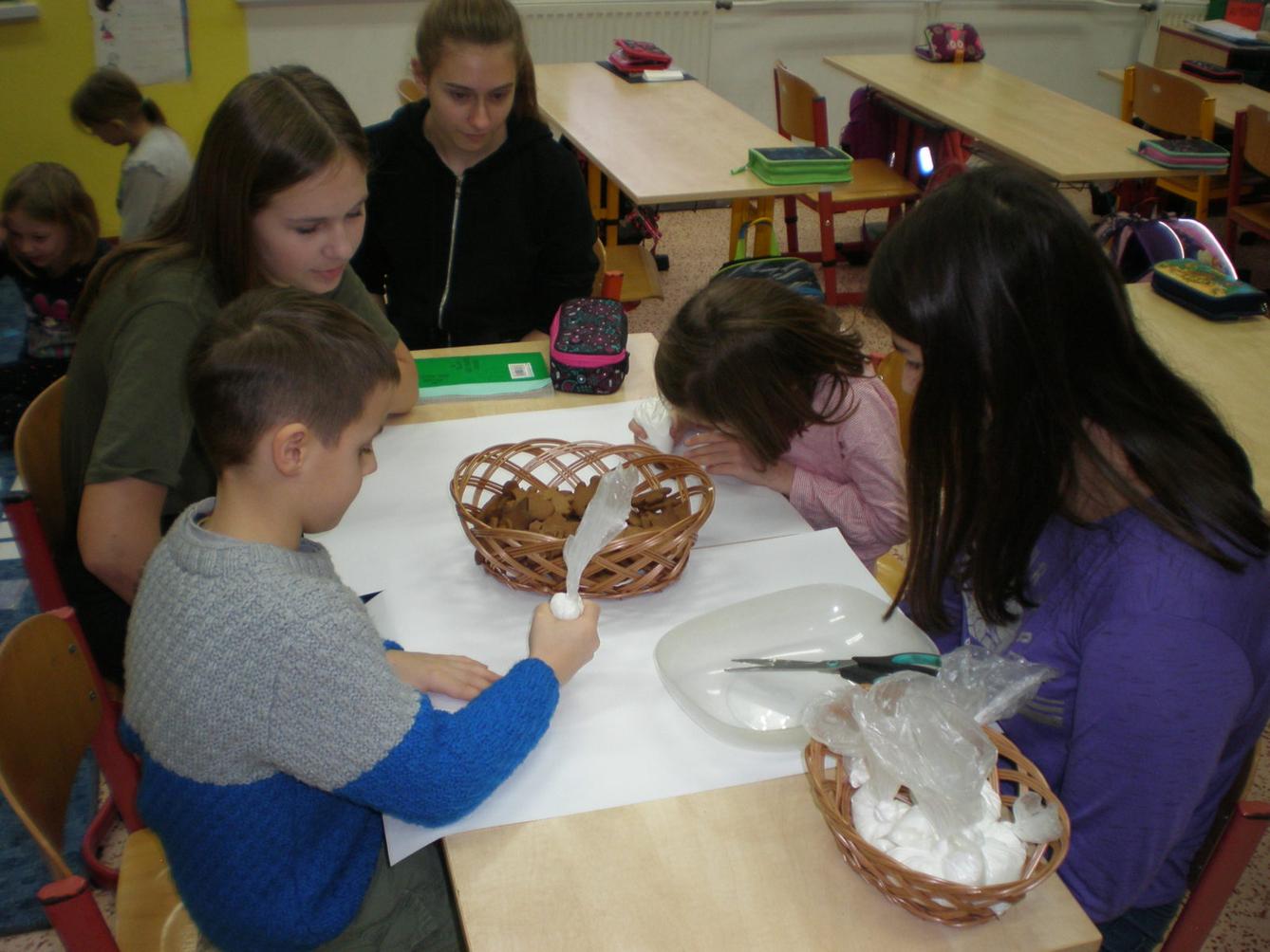 Zdobení perníčků ve 2. třídě - 9