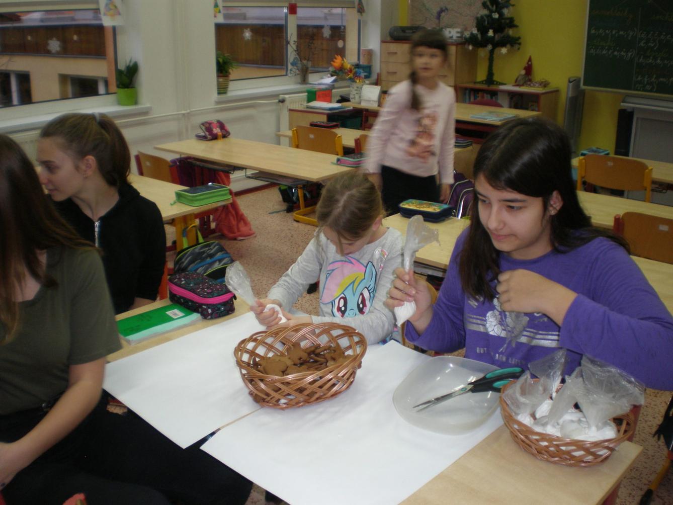 Zdobení perníčků ve 2. třídě - 11
