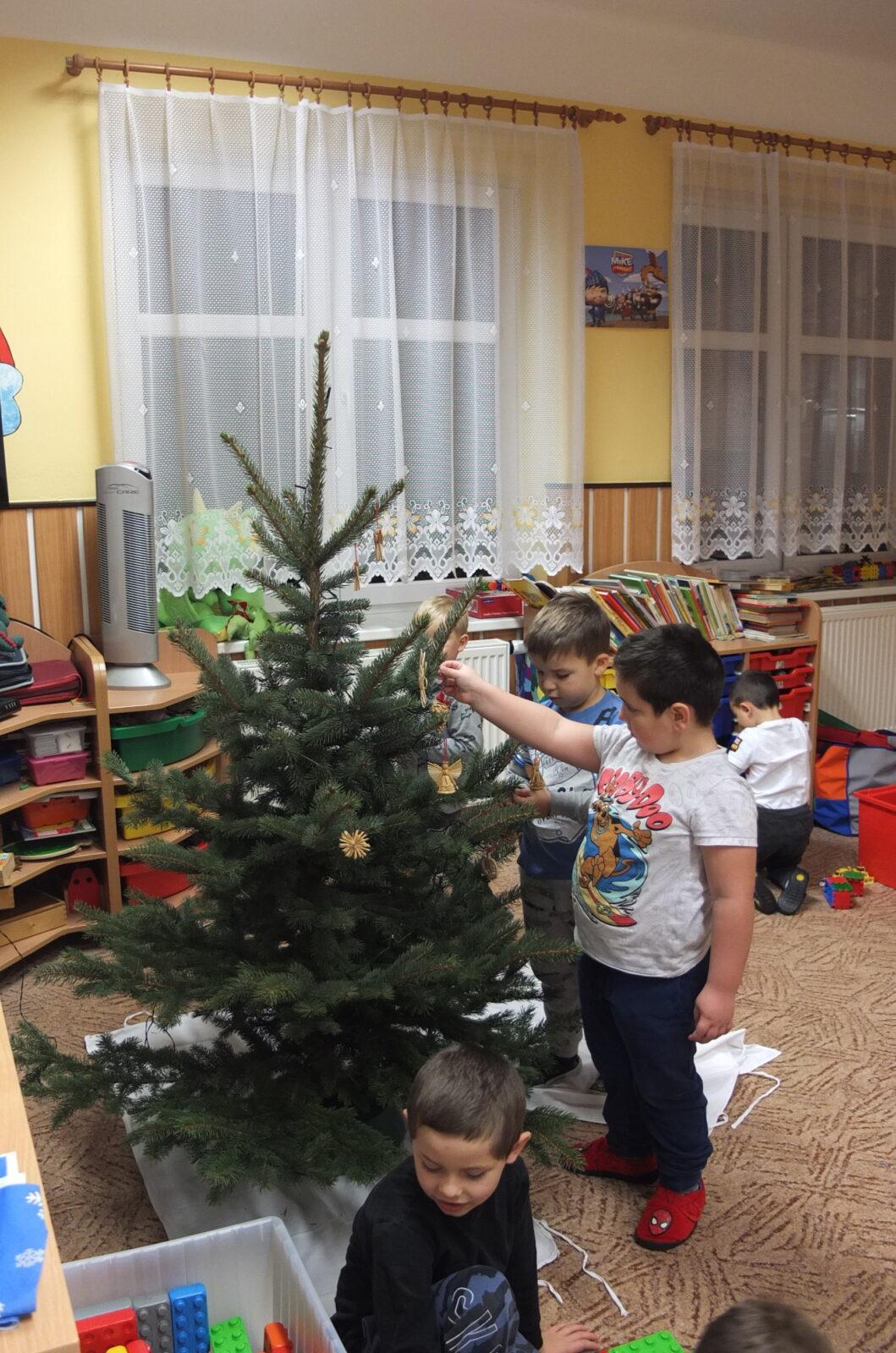 Zdobení stromečku - 4