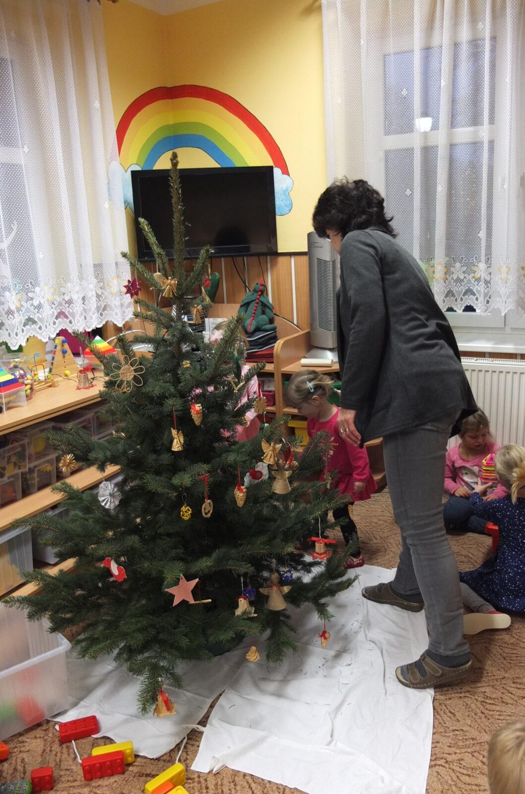 Zdobení stromečku - 6