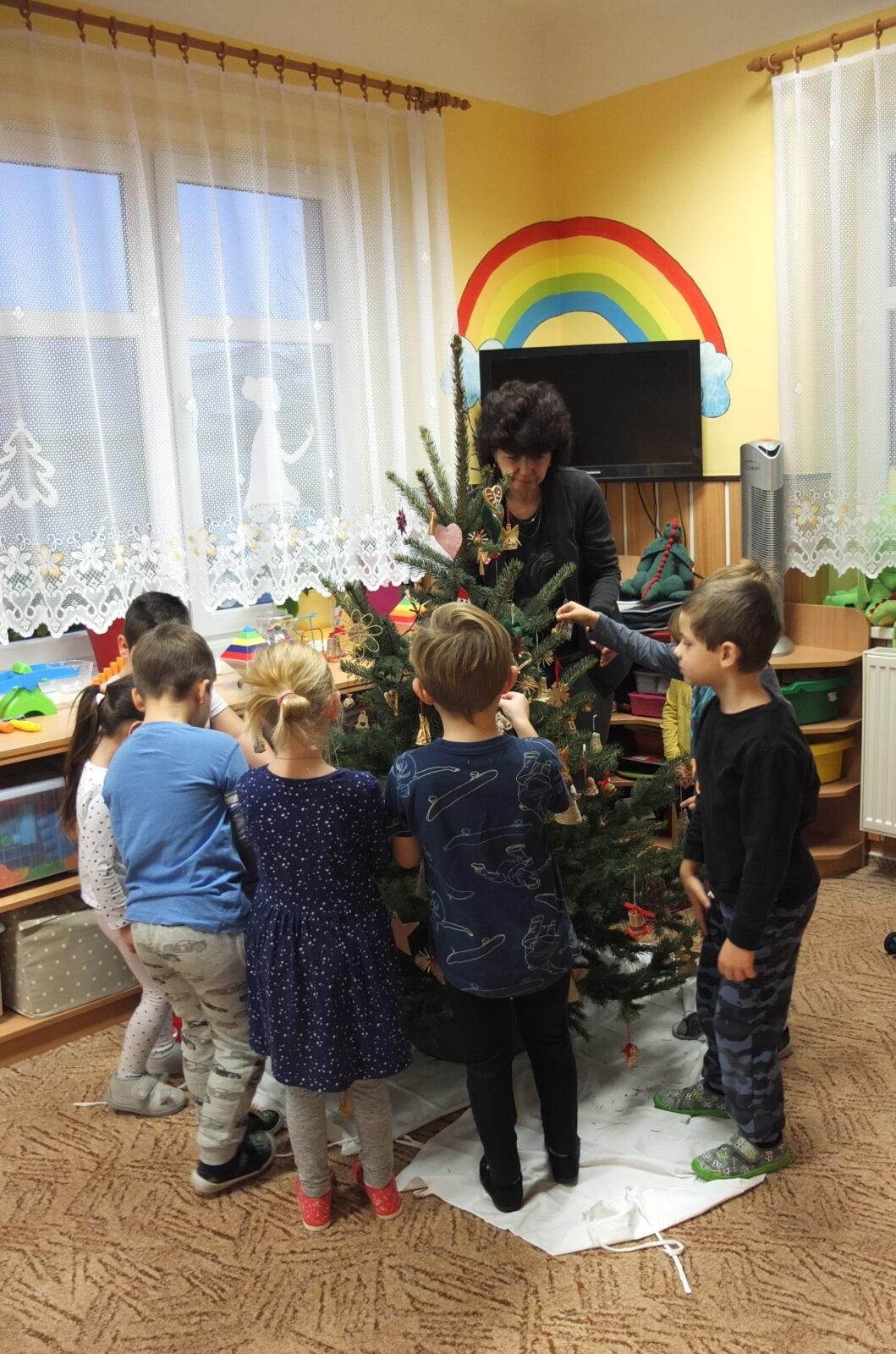 Zdobení stromečku - 10