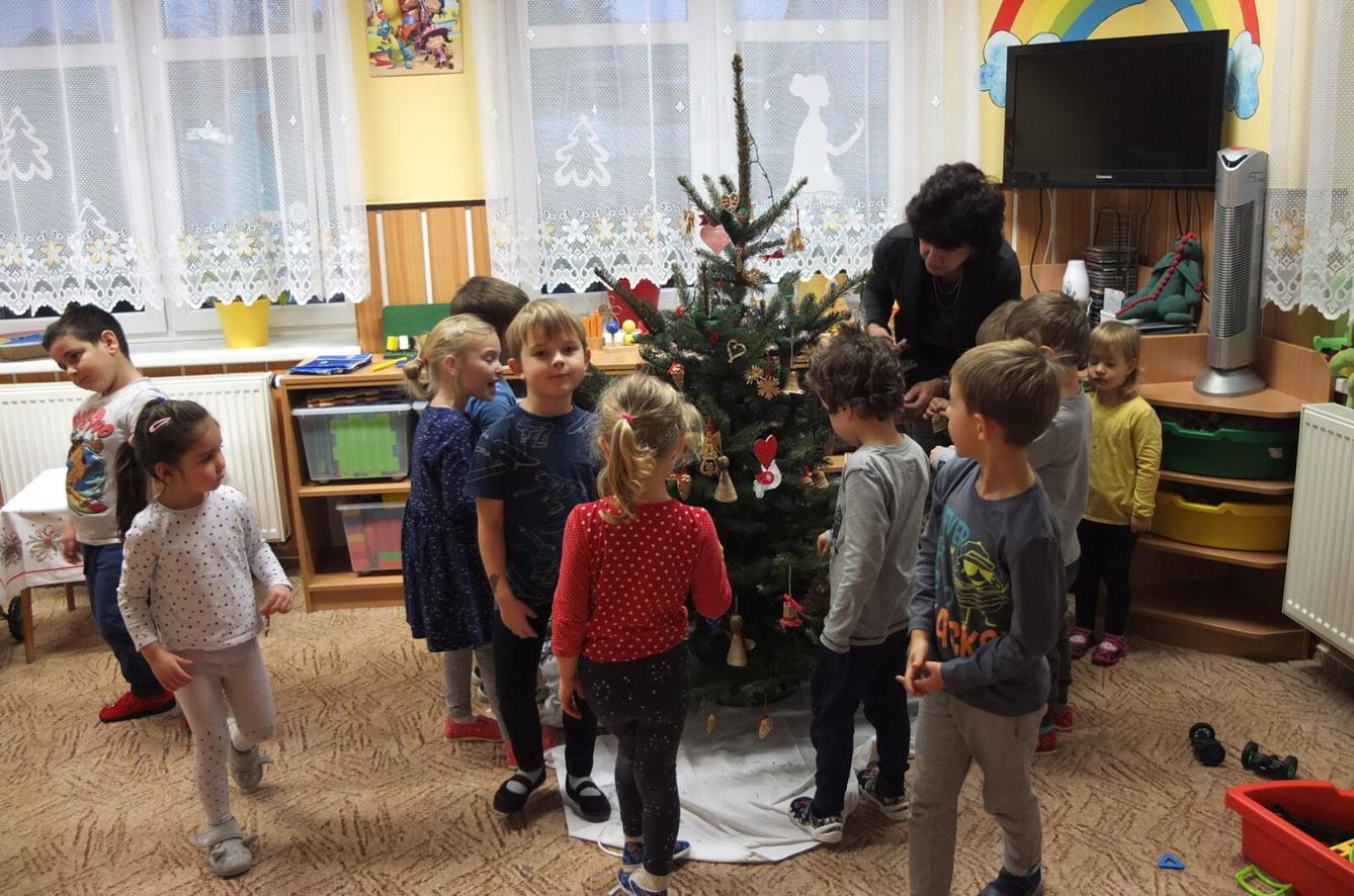 Zdobení stromečku - 11