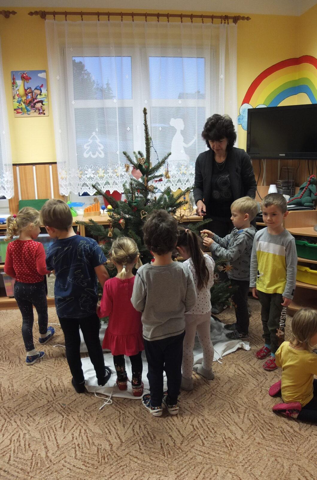 Zdobení stromečku - 12