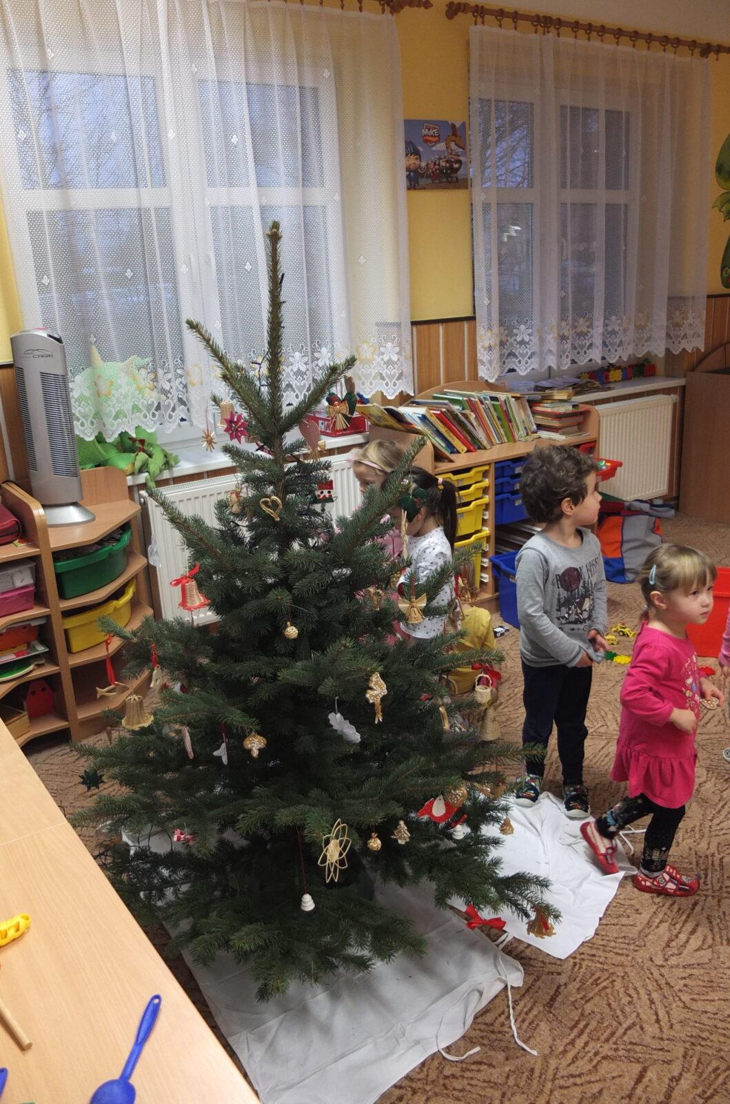 Zdobení stromečku - 13