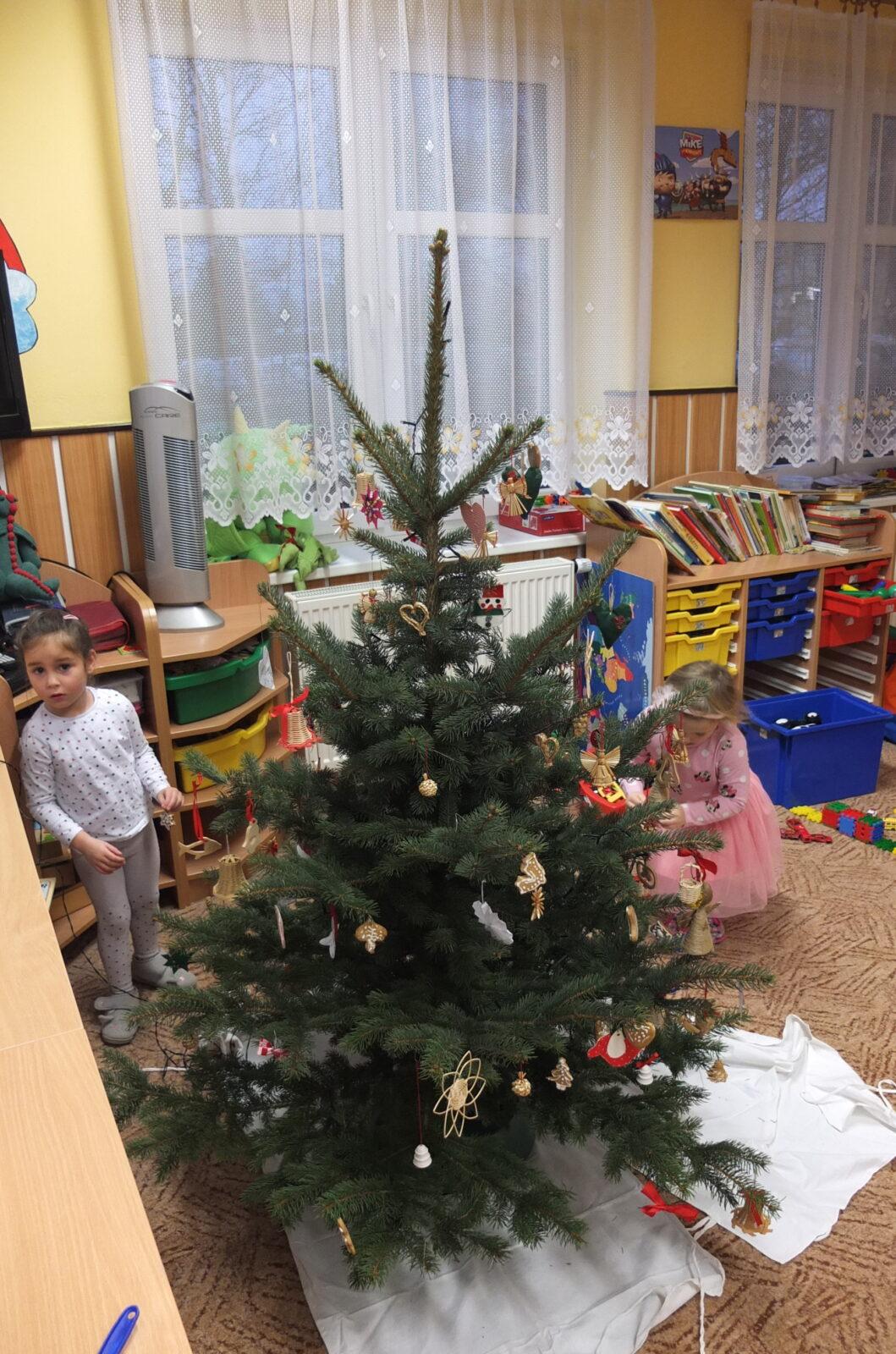 Zdobení stromečku - 14