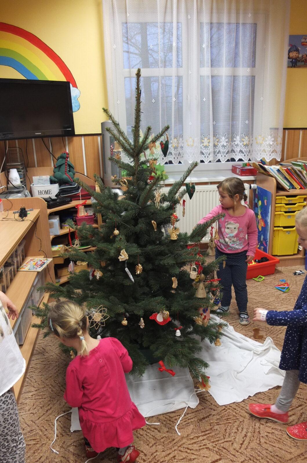 Zdobení stromečku - 15