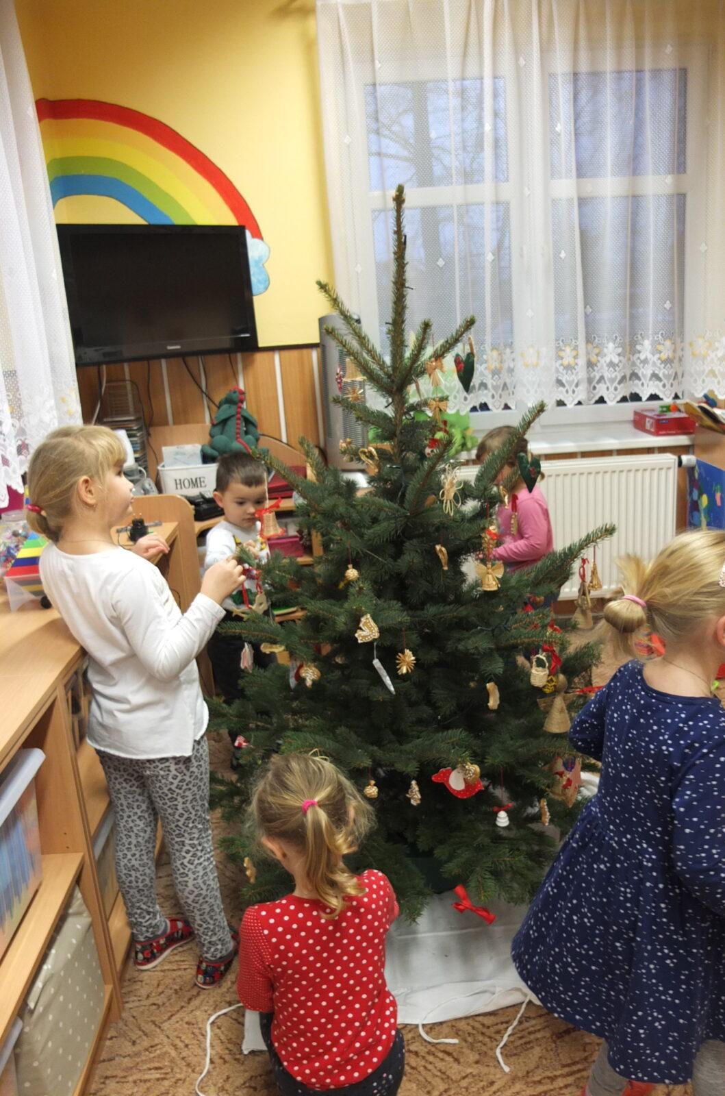 Zdobení stromečku - 16