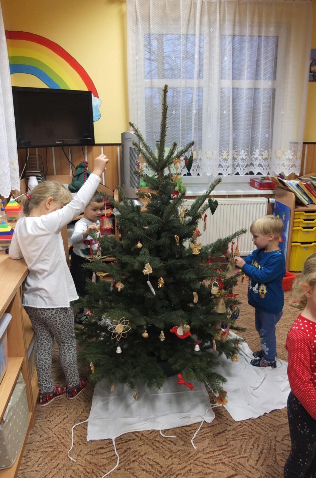 Zdobení stromečku - 17