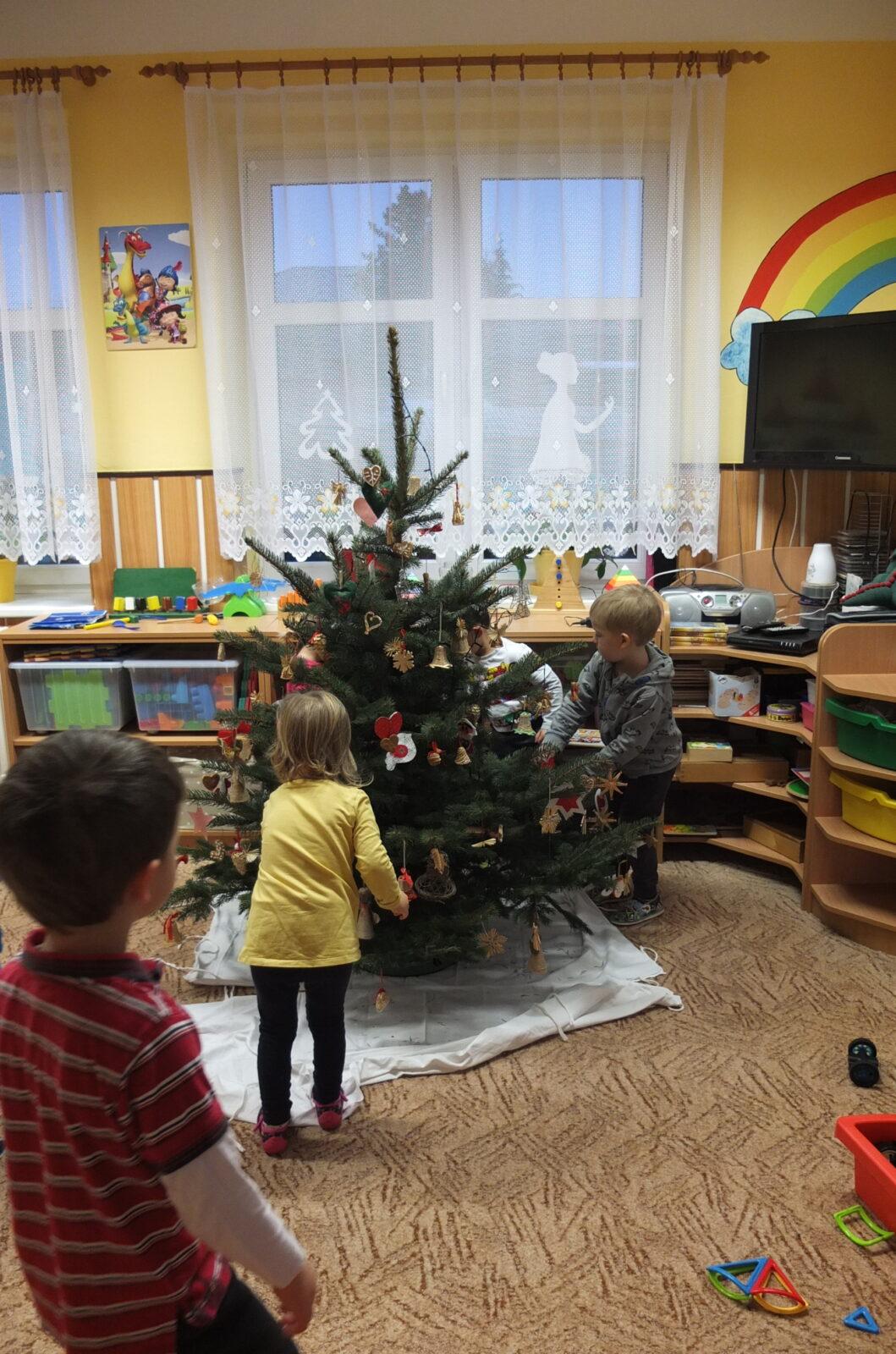 Zdobení stromečku - 19