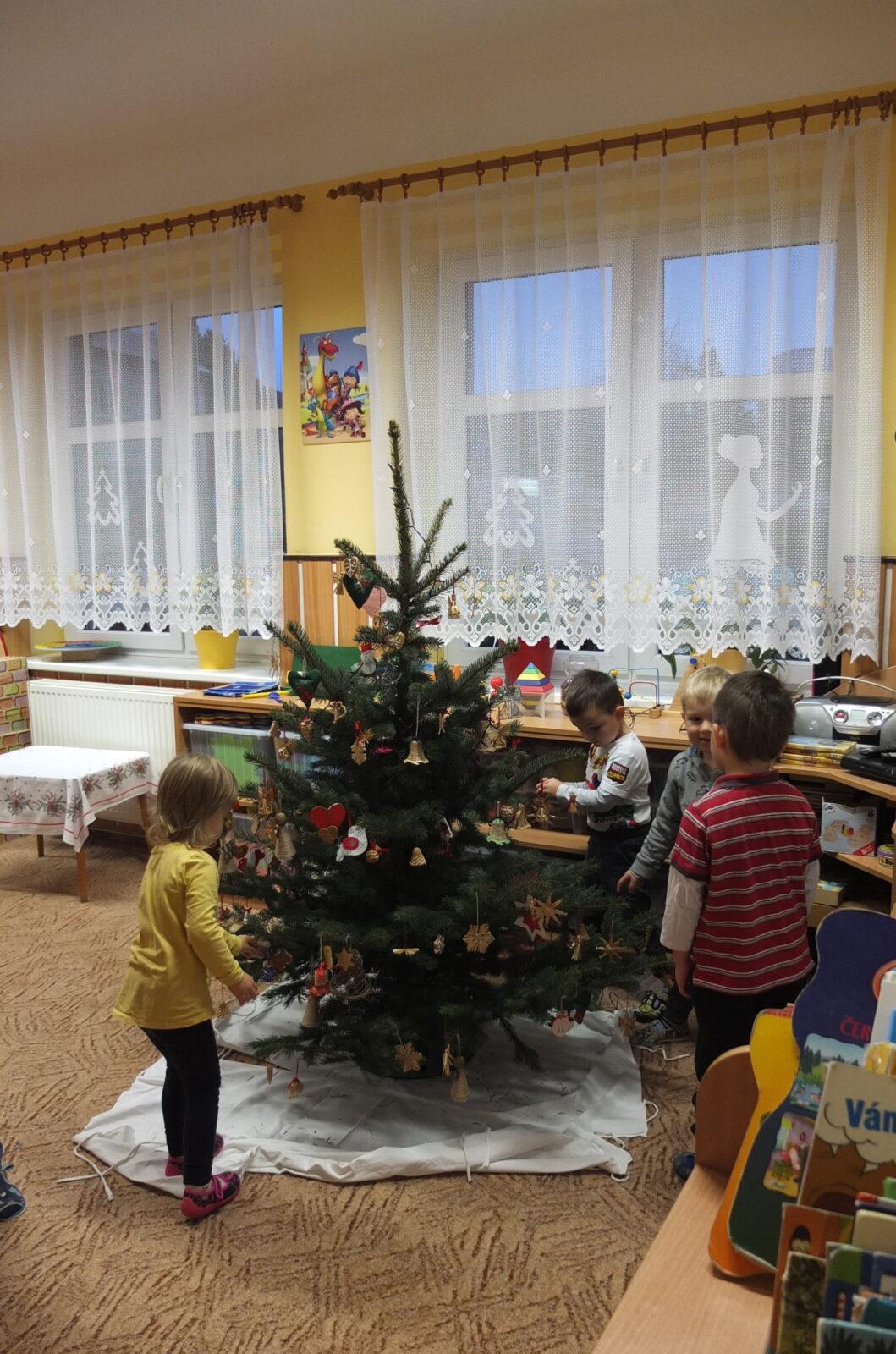 Zdobení stromečku - 20