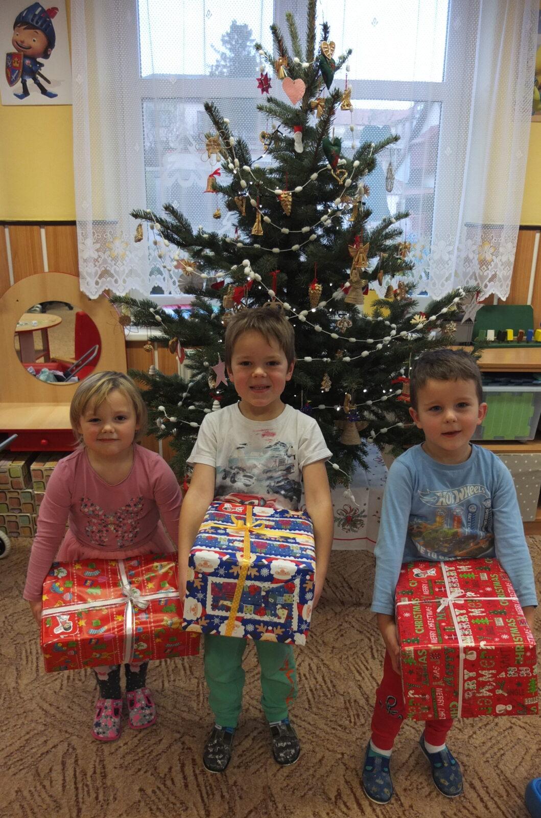 Dobročinná akce - Krabice od bot - 16